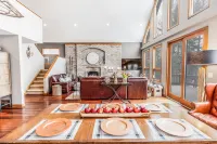 Quaint + Modern Lakeview Home on Sacandaga Lake Hoteles en Day