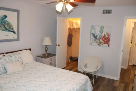 Ocean Walk 1Bd/1Ba Condo Close to the Village Pier Area Отели в г. Сейнт Саймонс Айленд