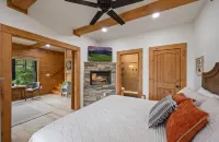 NEW AUTHENTIC LOG CABIN! 1 MIN FROM D-TOWN, VIEWS, CLEAN, PRIVATE, ROMANTIC!❤️❤️❤️ - Romantic