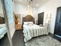 ♥︎Romantic Retreat♥︎Boutique Apt/Hot tub/Fire Pit