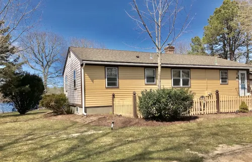 WATERFRONT w/Kayaks & SUP’s ★ Pet friendly ★ HOT TUB★Firepit & FPL★Deck & Patio
