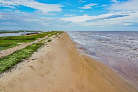 Minutes to the Beach! Family friendly House with lots of fishing oppurtunity!