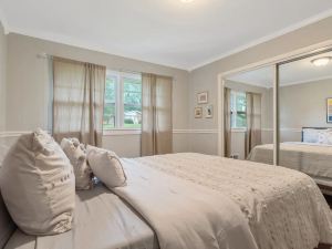 Cheerful Four Bedroom Home, Close to Downtown Raleigh, Big Backyard!