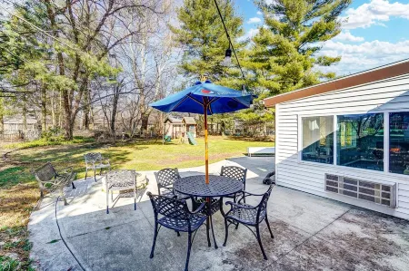 Newly Renovated, 1 block from BGSU, spacious and comfortable