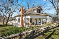 Game Themed, sleeps 12, king beds, walking distance to volleyball tourney!!