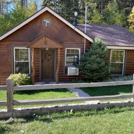 Cozy Cabin located in the heart of the Black Hills, but close to Deadwood & Lead