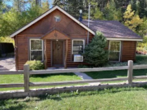 Cozy Cabin located in the heart of the Black Hills, but close to Deadwood & Lead