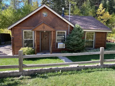 Cozy Cabin located in the heart of the Black Hills, but close to Deadwood & Lead