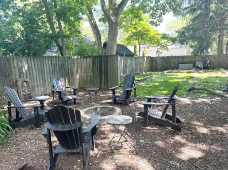 2 bed/1 bath, 1.5 blocks to beach/town, dog friendly