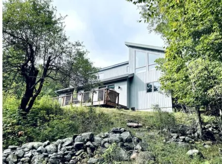 Mountain house w/ stunning views & gourmet kitchen 7 mi to Windham 9 to Hunter