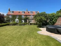 Bay View House, Luxury Coastal Retreat, Sea Views , Hot Tub and Private Parking Hotels in 