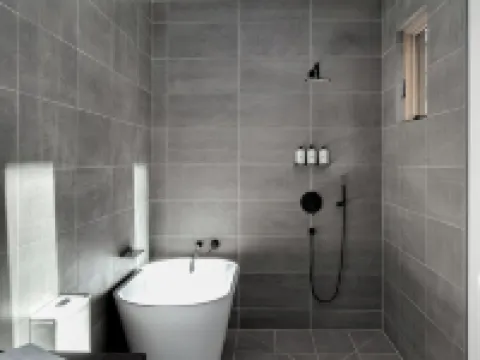 Elevated Forest Retreat: 1BR Near Asheville ウィーヴァーヴィルのホテル