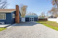 Newly renovated 2-bedroom cottage by the lake Hotels in Buckeye Lake