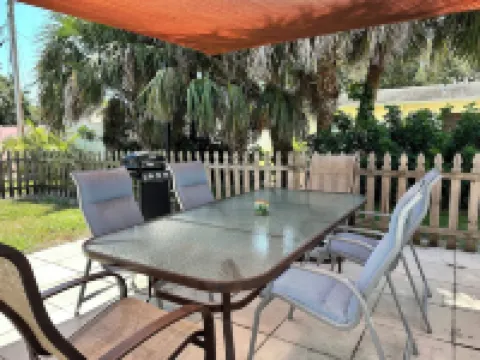 SOUTH BEACH & PARK at your Doorstep • DOLPHIN COTTAGE • Comfy Fun Vero Beach