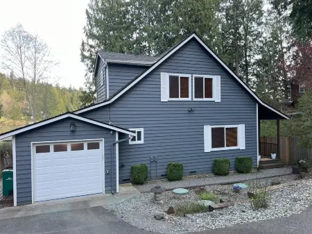 Beautiful lakefront Casa del Lago on Lake Roesiger