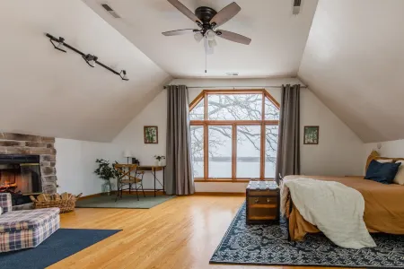 Spacious and Stylish Lakefront Retreat, Stunning Views, Firepit!