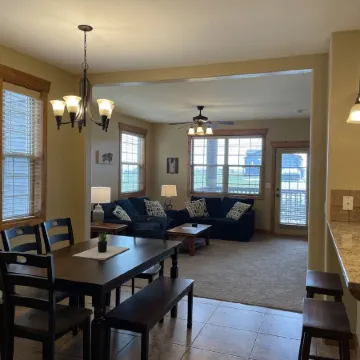 Buffalo Valley - Spacious Condo w/ 1 king bed and 2 queen beds