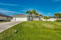 Pristine pool home ready for your vacation with friends or family .. Cape Coral Sport Complex附近的飯店