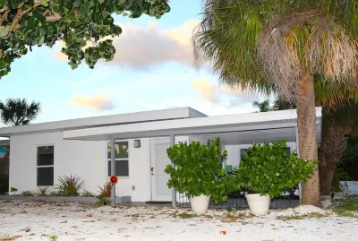 Walk to the beach in minutes from this recently remodeled condo.