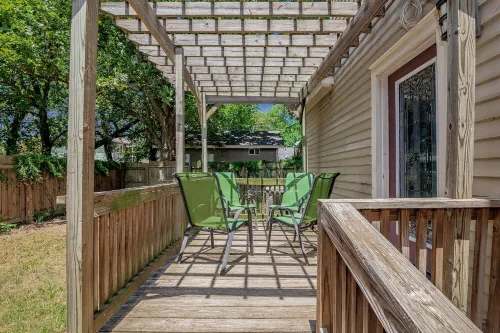 Large Home downtown Victoria by DeTar Hospital South and historical center