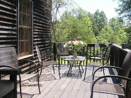 One of a kind historic farmhouse 10 minutes from Tryon Equestrian. Speaks French