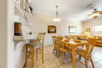 2BR Condo, Walk to Beach, Pool, WiFi