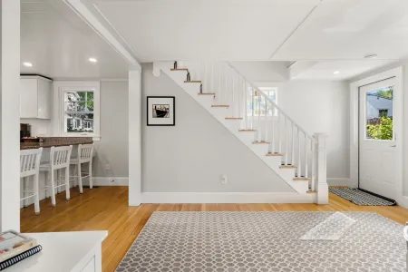 Newly Renovated 2BR Rockport Home w/ parking Steps to Back Beach+Bearskin Neck!