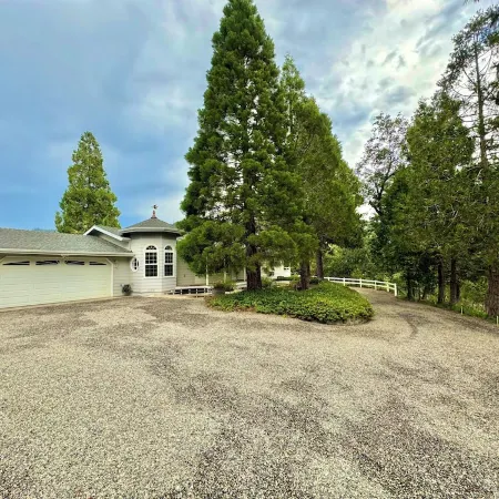 Spacious Yosemite Lodge –Arcades + EV Charger + 3B2B + Private 1 Acre +Game Room