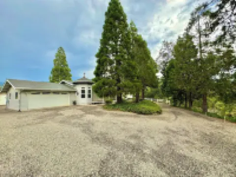 Spacious Yosemite Lodge –Arcades + EV Charger + 3B2B + Private 1 Acre +Game Room