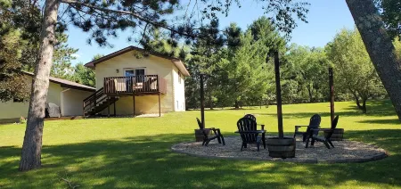 Peaceful retreat on Fawn Lake, local Winery, & minutes from the Dells!