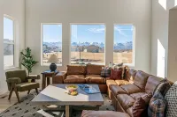 Ski&Tee Mountain Chalet: modern retreat w/ golf simulator, hot tub, & game room