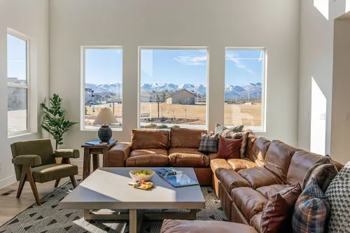 Ski&Tee Mountain Chalet: modern retreat w/ golf simulator, hot tub, & game room