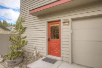 MOUNTAIN VIEWS, HOT TUB, POOL, SAUNA! Cozy fireplace, minutes from the slopes!