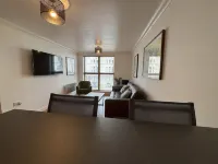 Millgrove House Apartment No 5 with city view minutes from the beach