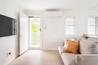 Self contained apartment with a Short walk to pristine beaches and cafes