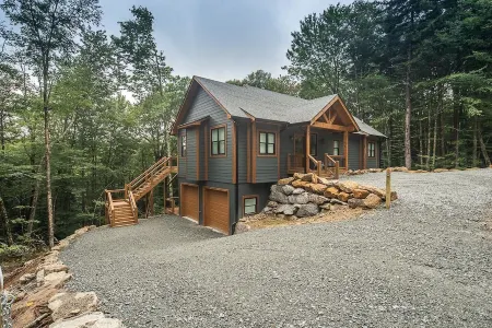 Lazy Bear on Beech with Hot Tub- Never Loose Power with Full House Generator