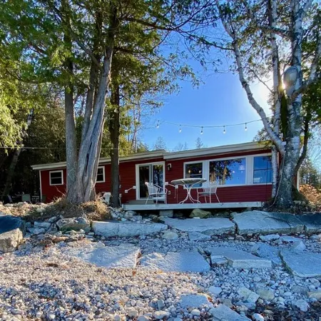 Waterfront gem, sandy beach, modern kitchen, large great room, free firewood