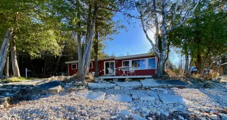 Waterfront gem, sandy beach, modern kitchen, large great room, free firewood