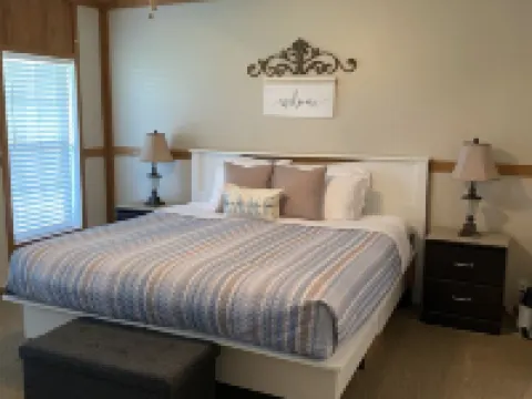 Cozy Ranch Home 1 Mile from CUMBERLAND POINT Boat Ramp. Owner Managed Property. Hotels in Wayne County