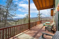 Mountain Retreat with Stunning views, 7 Priv Acres, Sauna, Hot Tub, and Gameroom