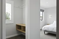 North Edge Townhouse ~ Free Parking, City, Modern