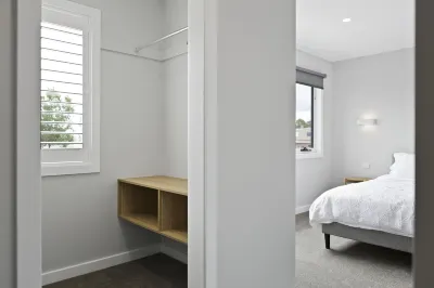 North Edge Townhouse ~ Free Parking, City, Modern
