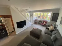 Cosy, spacious 2 storey apt, 35mins Central London, Heathrow/Gatwick & Wimbledon 엘름브릿지 호텔