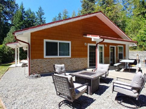 4 Bedroom Vacation Rental in the Redwood Forest!