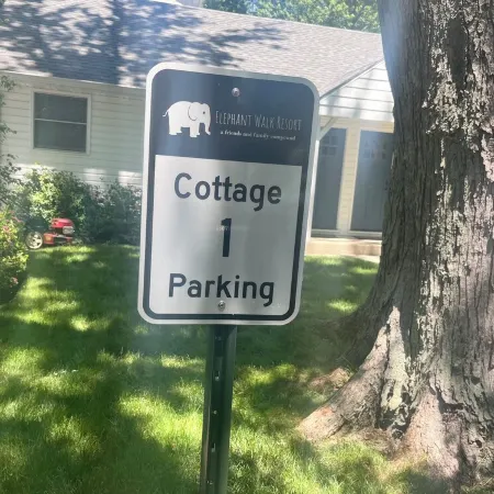 2 bed/1 bath, 1.5 blocks to beach/town, dog friendly