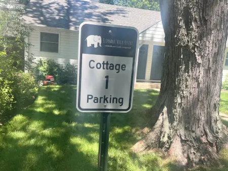 2 bed/1 bath, 1.5 blocks to beach/town, dog friendly