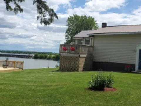 Year-Round: Amazing Sunrises, 150ft Shore, Private Boat Launch/Dock, Hot Fishing Hotele w: Alburgh