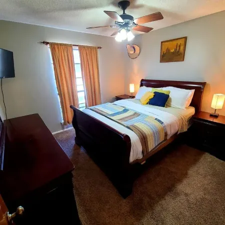 Family-sized home with quick access to the loop!!