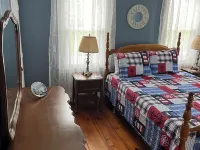 Family friendly serene house close to beaches, sleeps 8, lot off street parking Hotels in Saco
