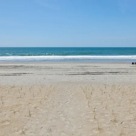 “Shore Thing” at our spacious Beachfront Oasis - EAST